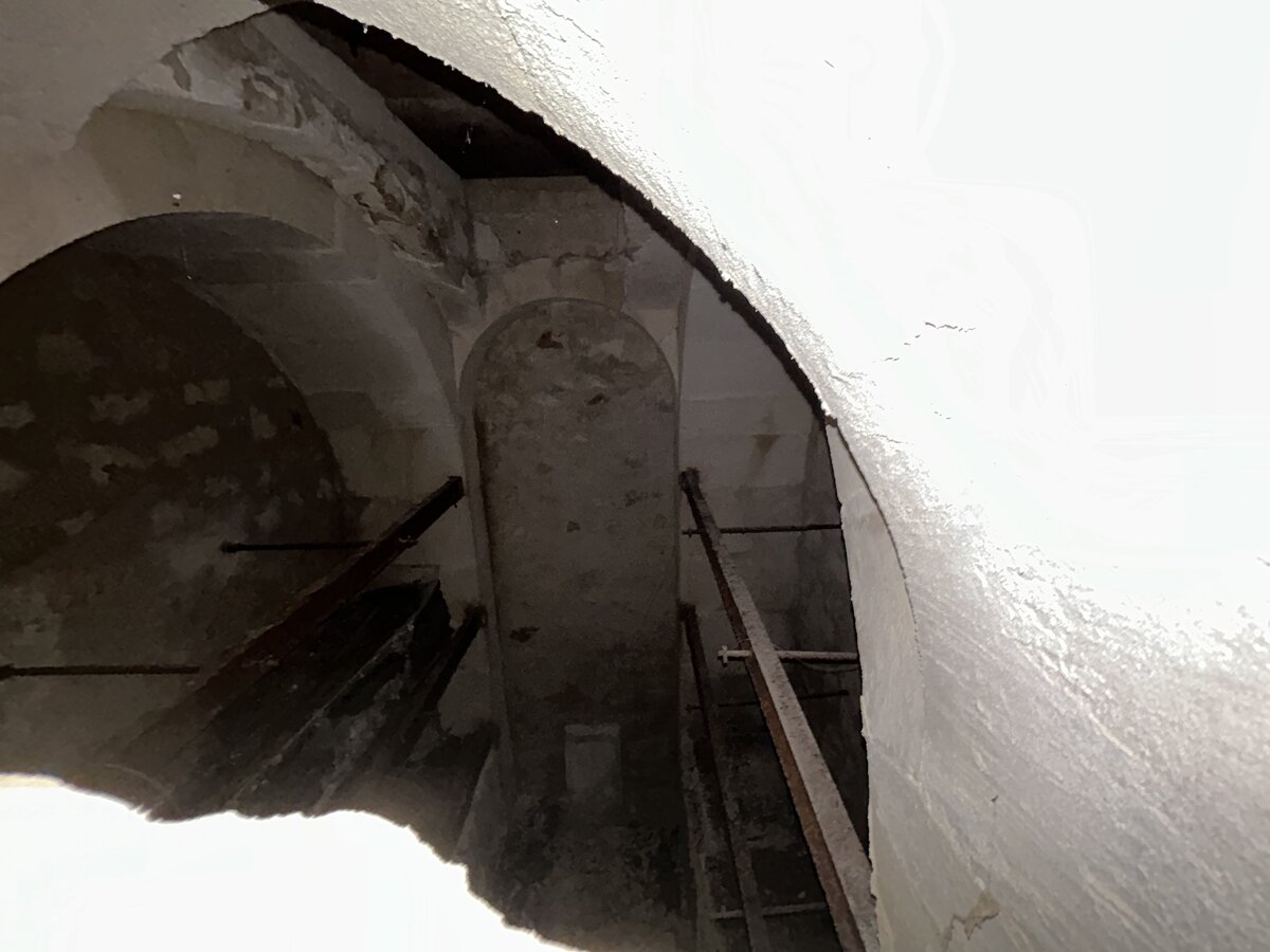 Wnętrze jednej  krypt  półkami na trumny