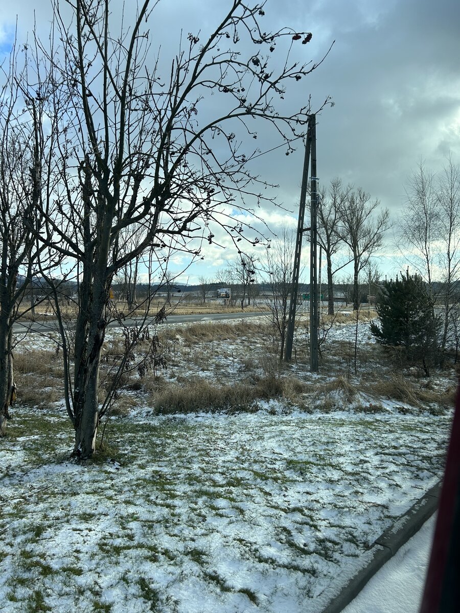 widok na góry i lekko ośnieżone pola