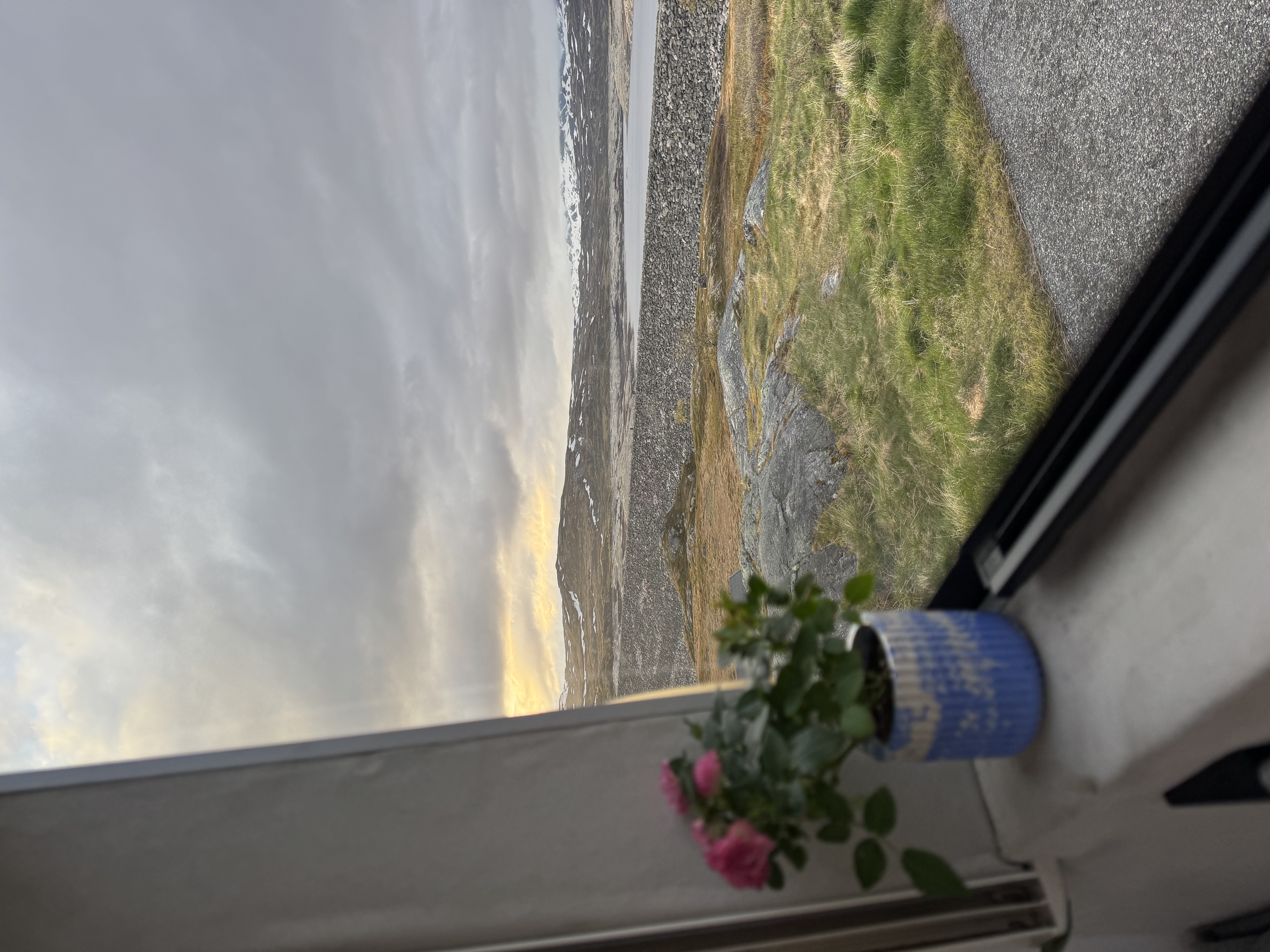 Zachód słońca z okna kampera - widok na zaporę i lodowiec Hardangerjøkulen