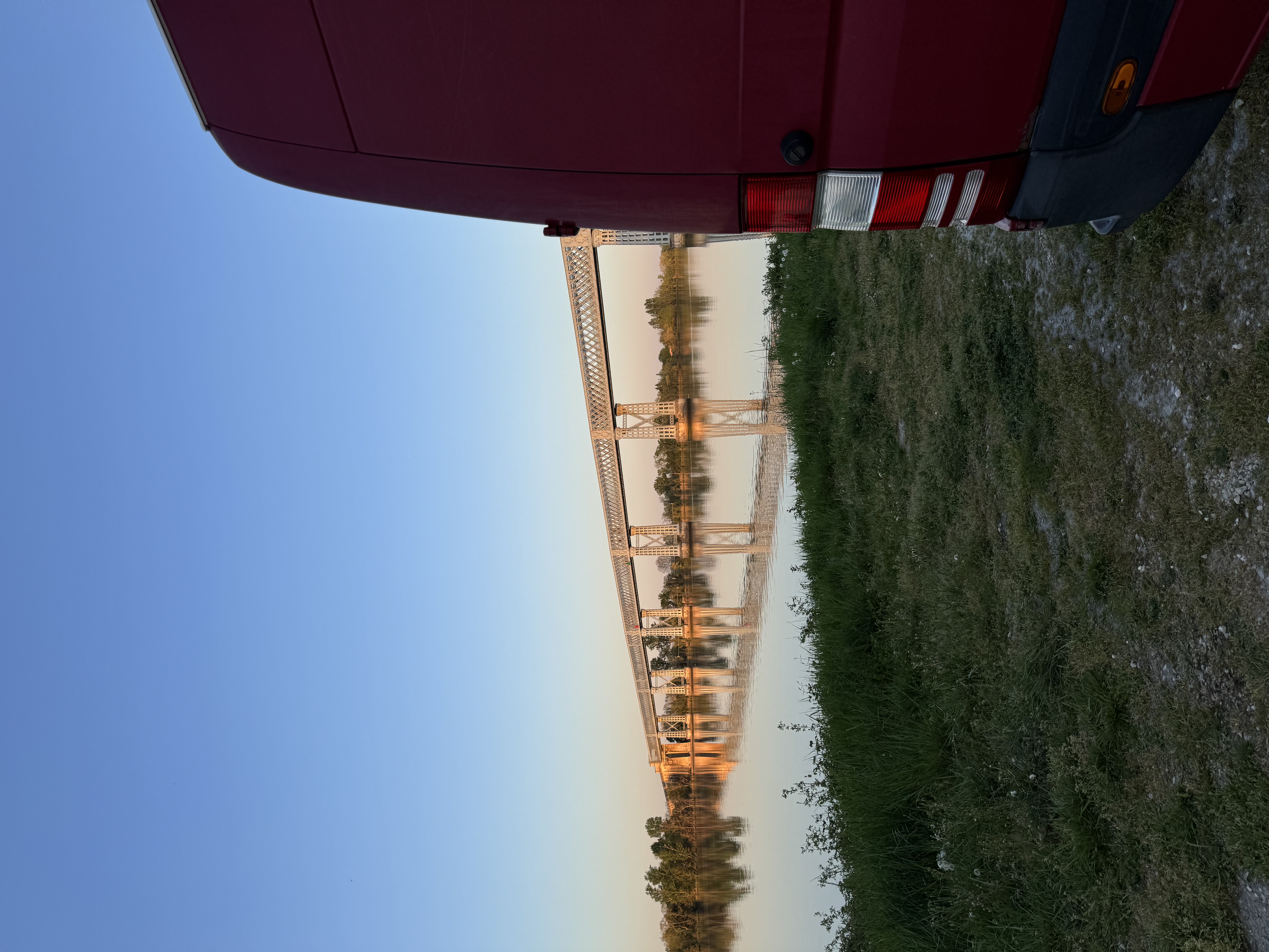 Zdjęcie na zachód słońca pod koło mostu koło Bordeaux. Na kawałku zdjęcia tył kampera.