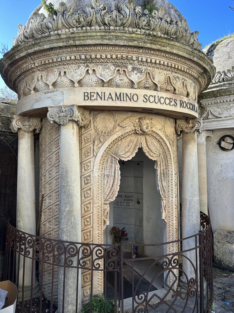 Krypta w wieloma rzeźbieniami