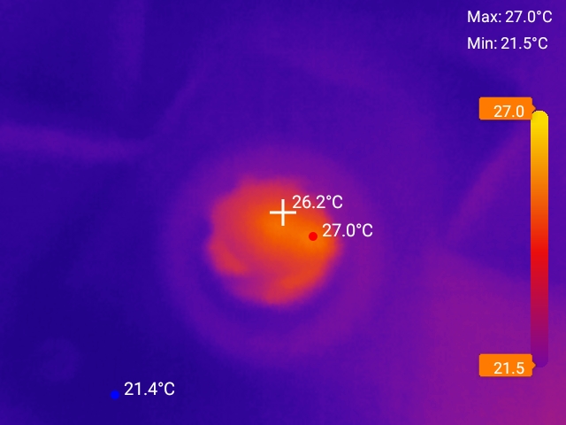 Zdjęcie termowizyjne wnętrza obudowy wentylatora z widoczną wysoką temperaturą w centrum wiatraka.