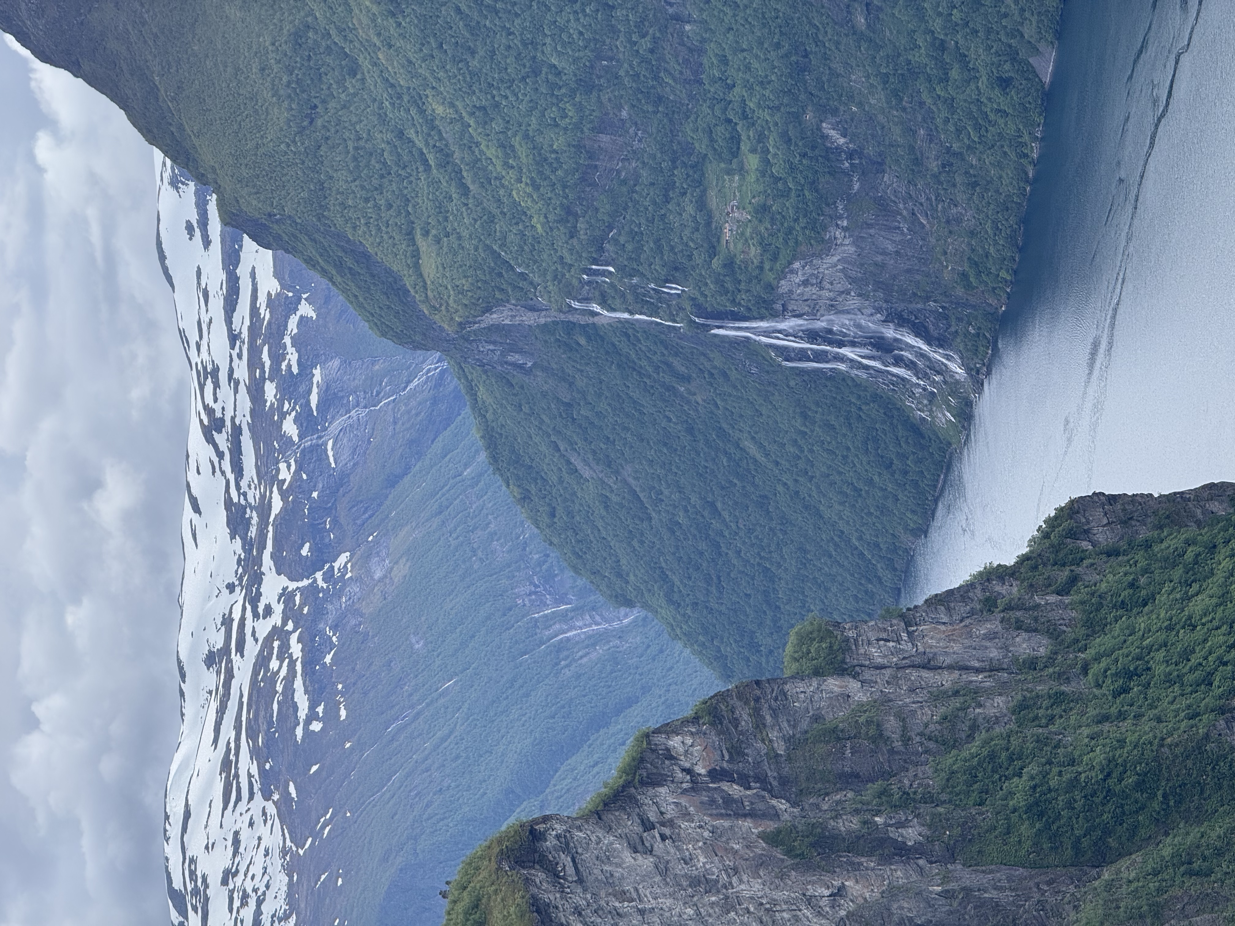 Wodospady wzdłuż fiordów