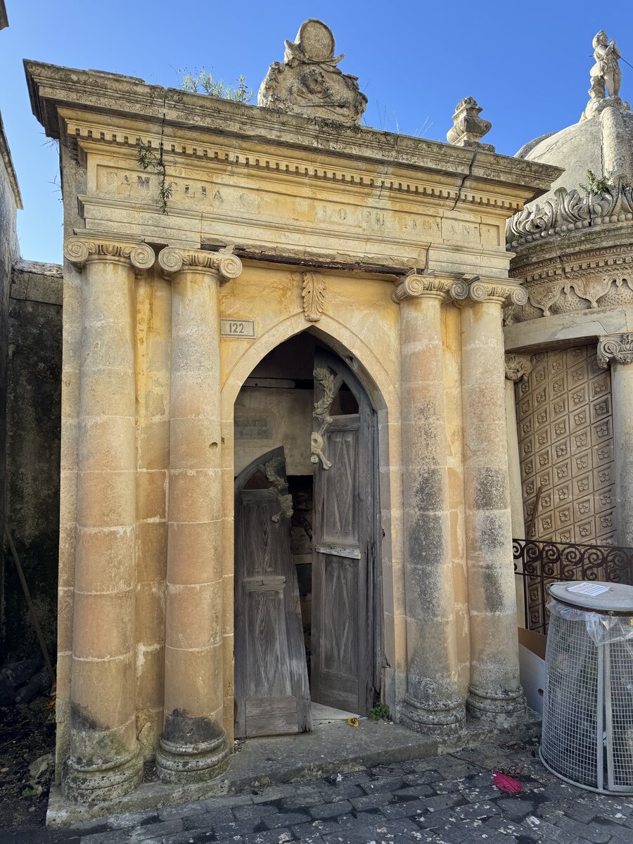 Krypta z uszkodzonymi dzwiami