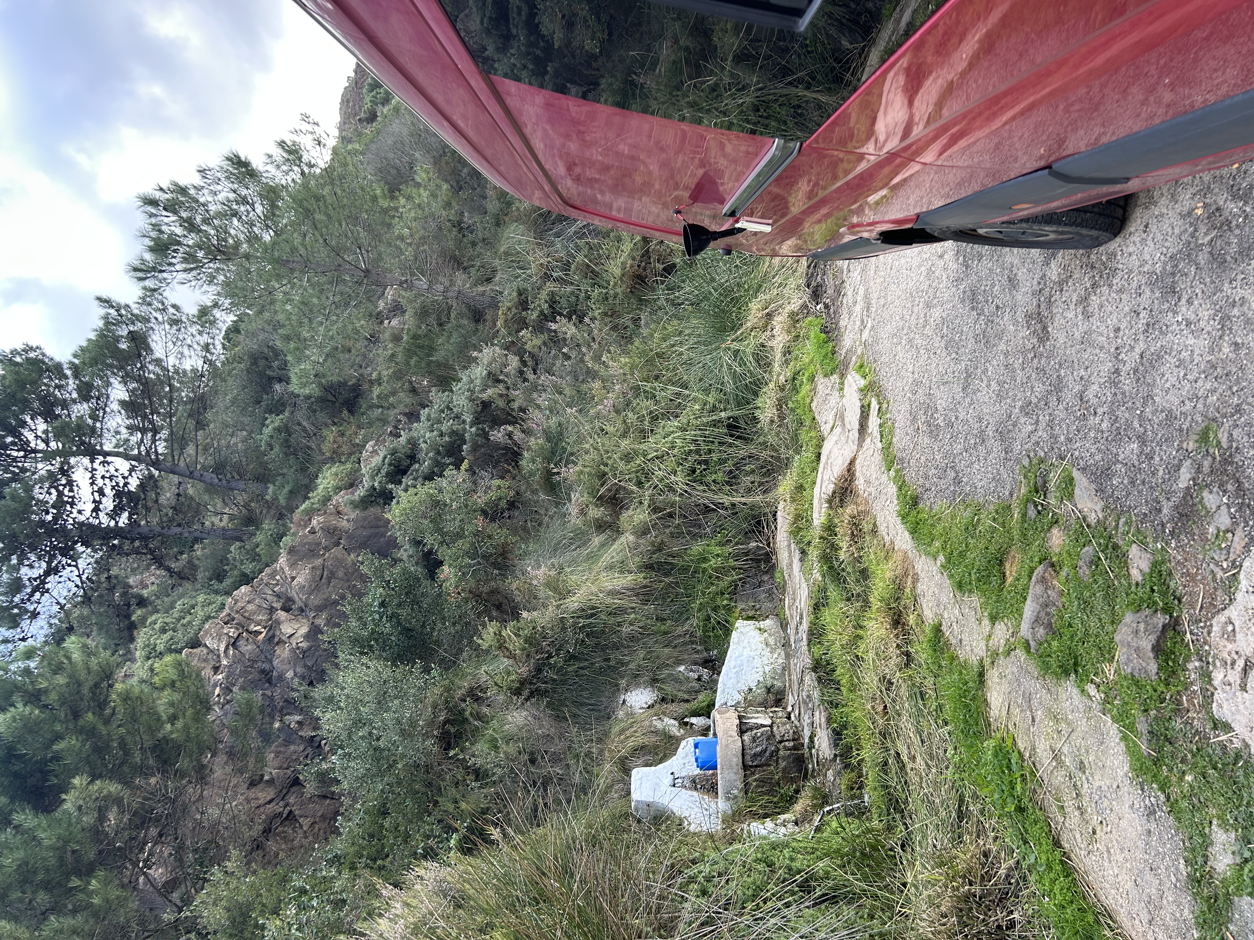 Zdjęcie kampera przy źródle górskiej wody