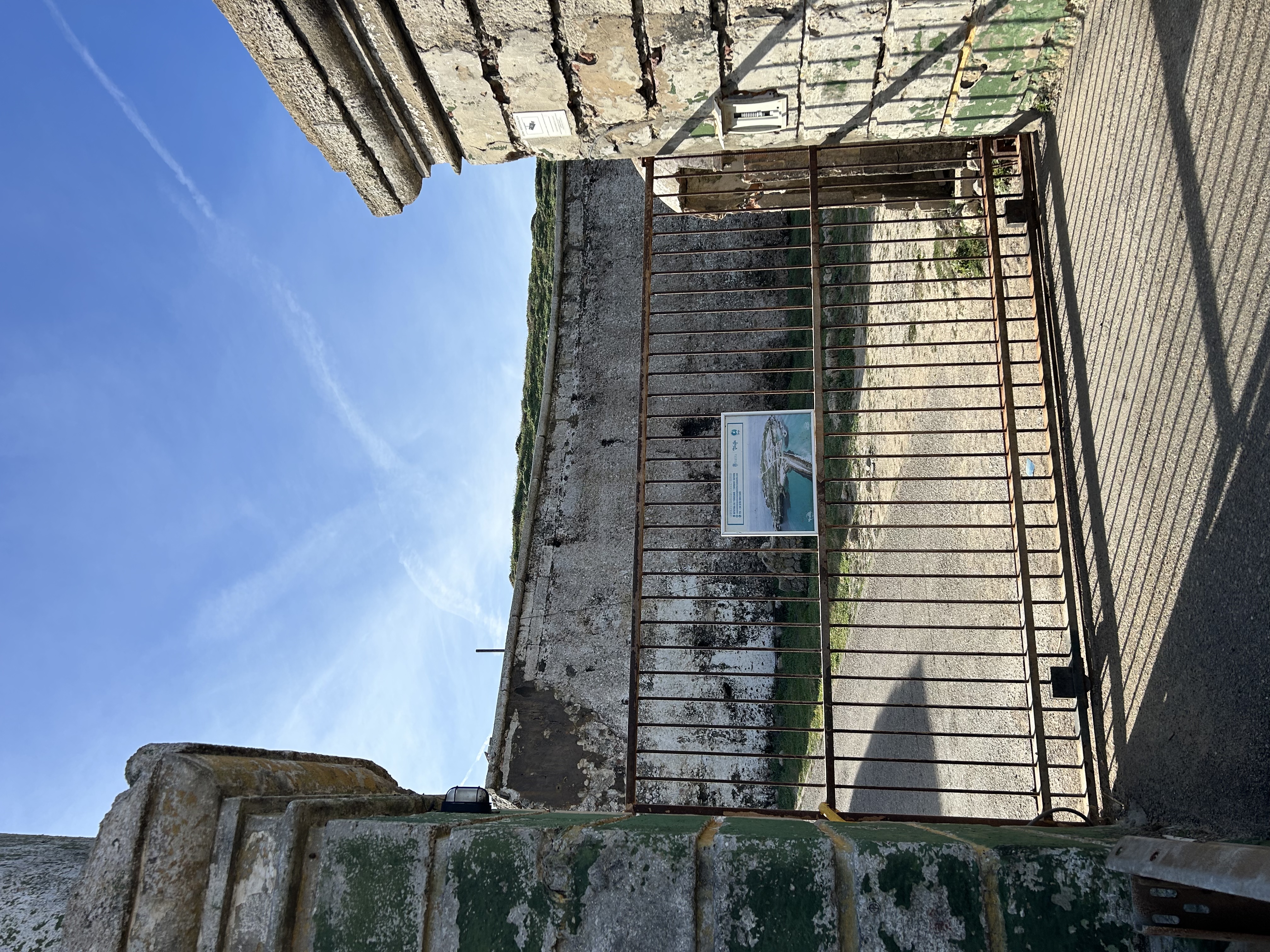 Zdjęcie bramy blokującej wejście na przylądek południowy.