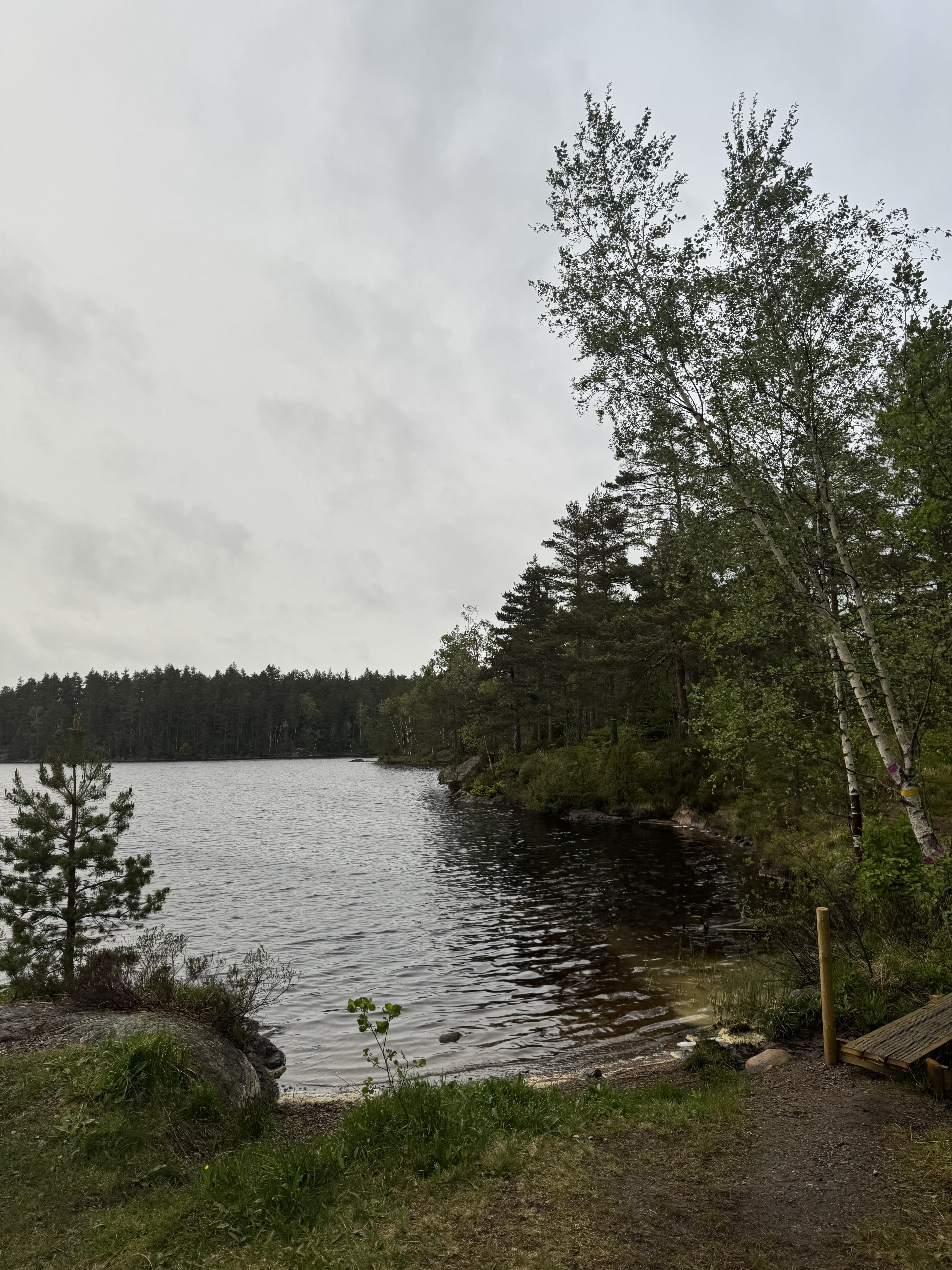 Mała plaża i początek szlaku