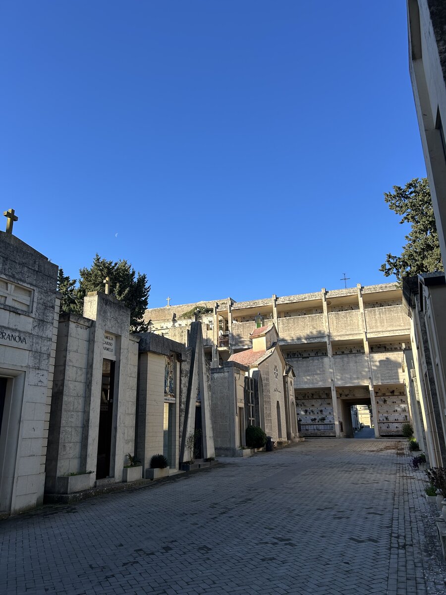 Główna droga na cmentarzy z jedną ze ścian z grobami.