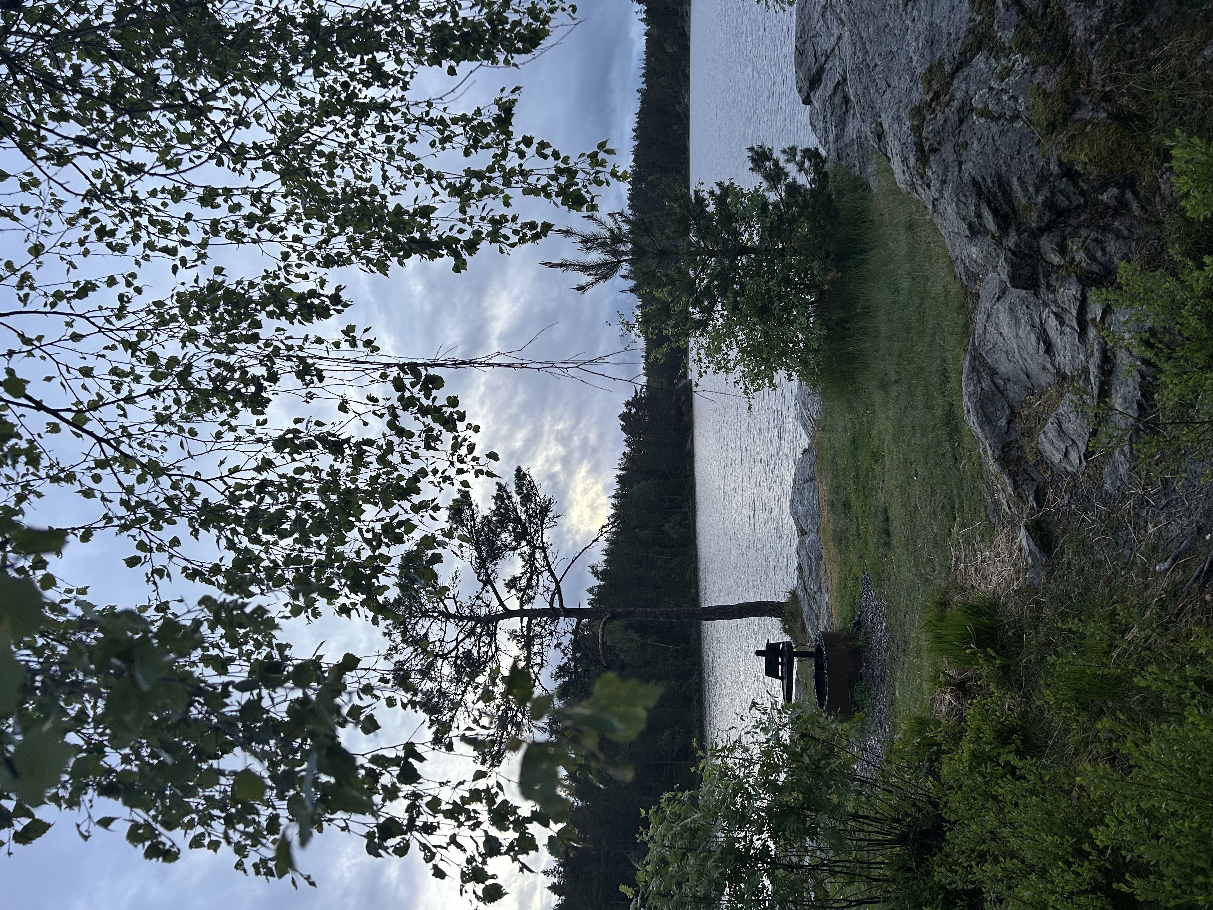 Ukryte miejsce na ognisko nad jeziorem