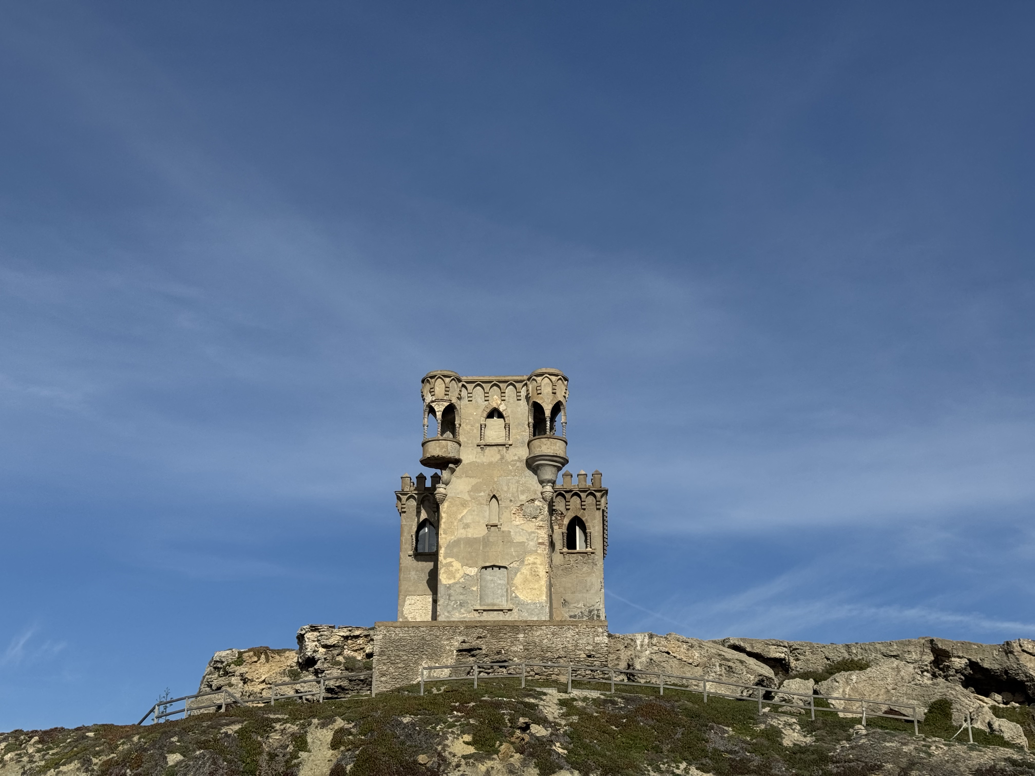 Zdjęcie małem twierdzy stojącej przy przylądku południowym.